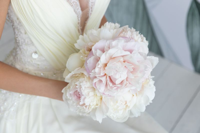 Bouquet de printemps aux pivoines et renoncules Interflora