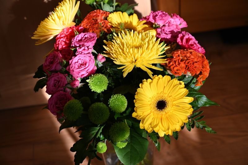 Arrangement floral printanier coloré — livraison Interflora